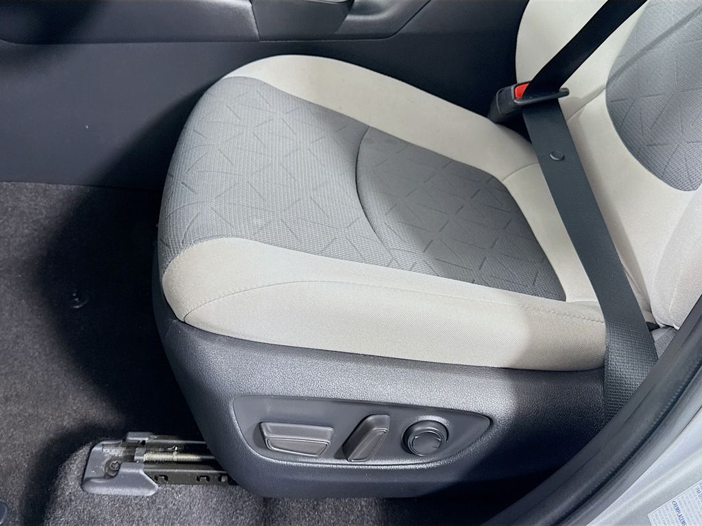 2022 Toyota RAV4 Hybrid XLE photo 18