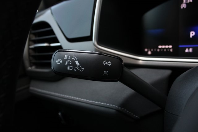 2025 Volkswagen Taos SE photo 2