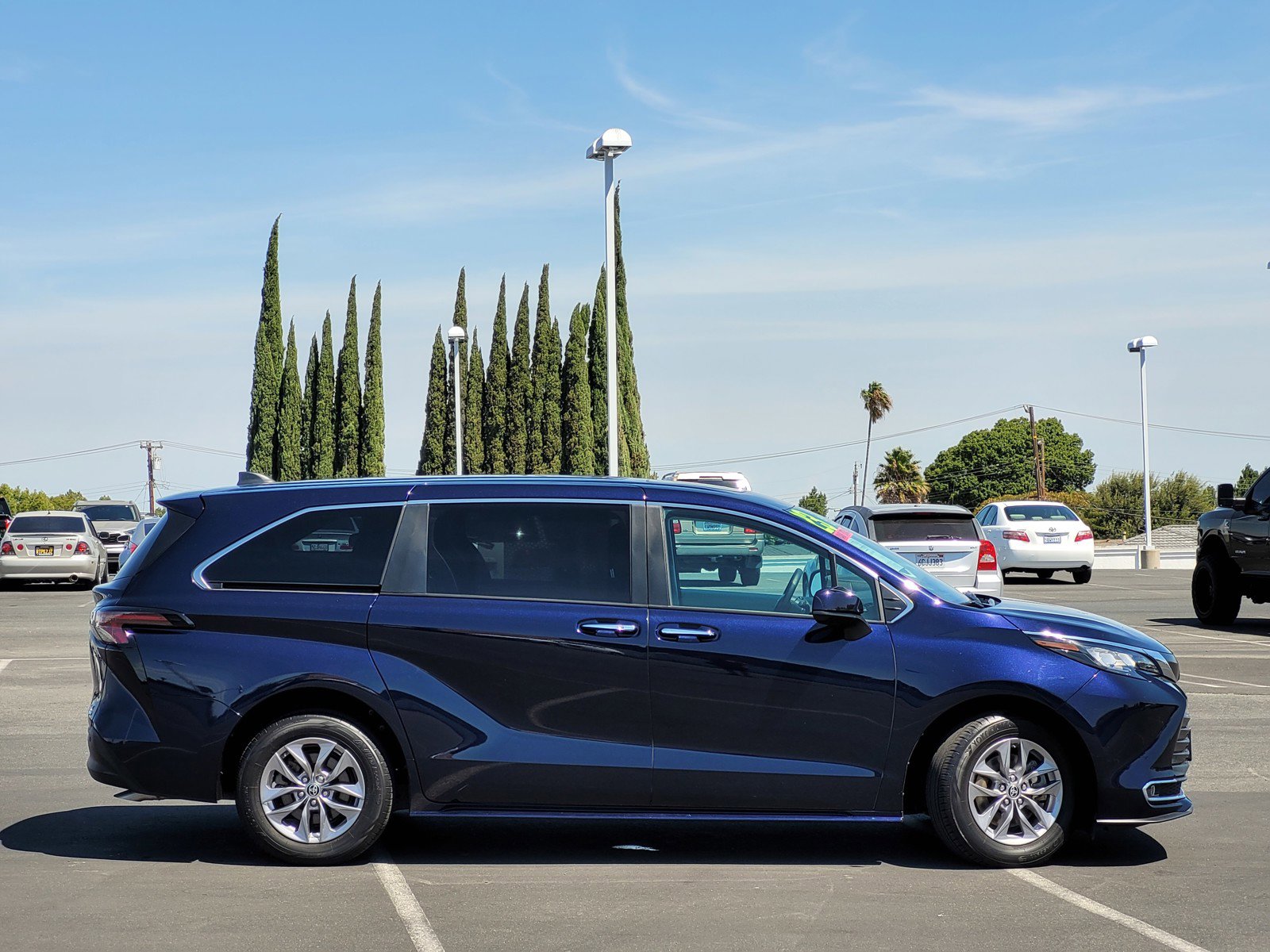 2023 Toyota Sienna XLE photo 3