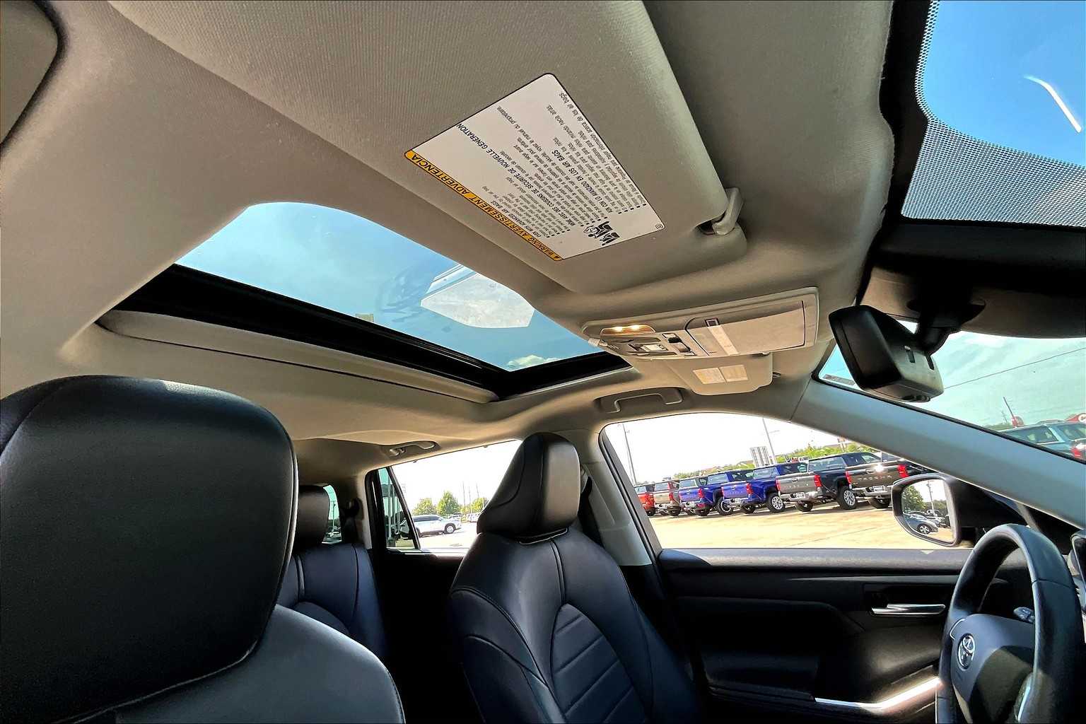2021 Toyota Highlander XLE photo 12