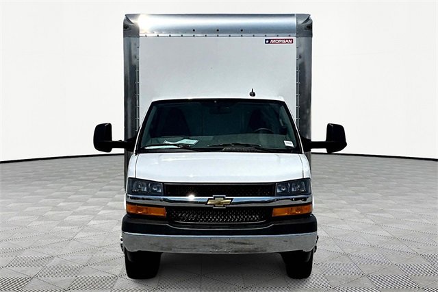 2025 Chevrolet Express Cutaway 3500 photo 2