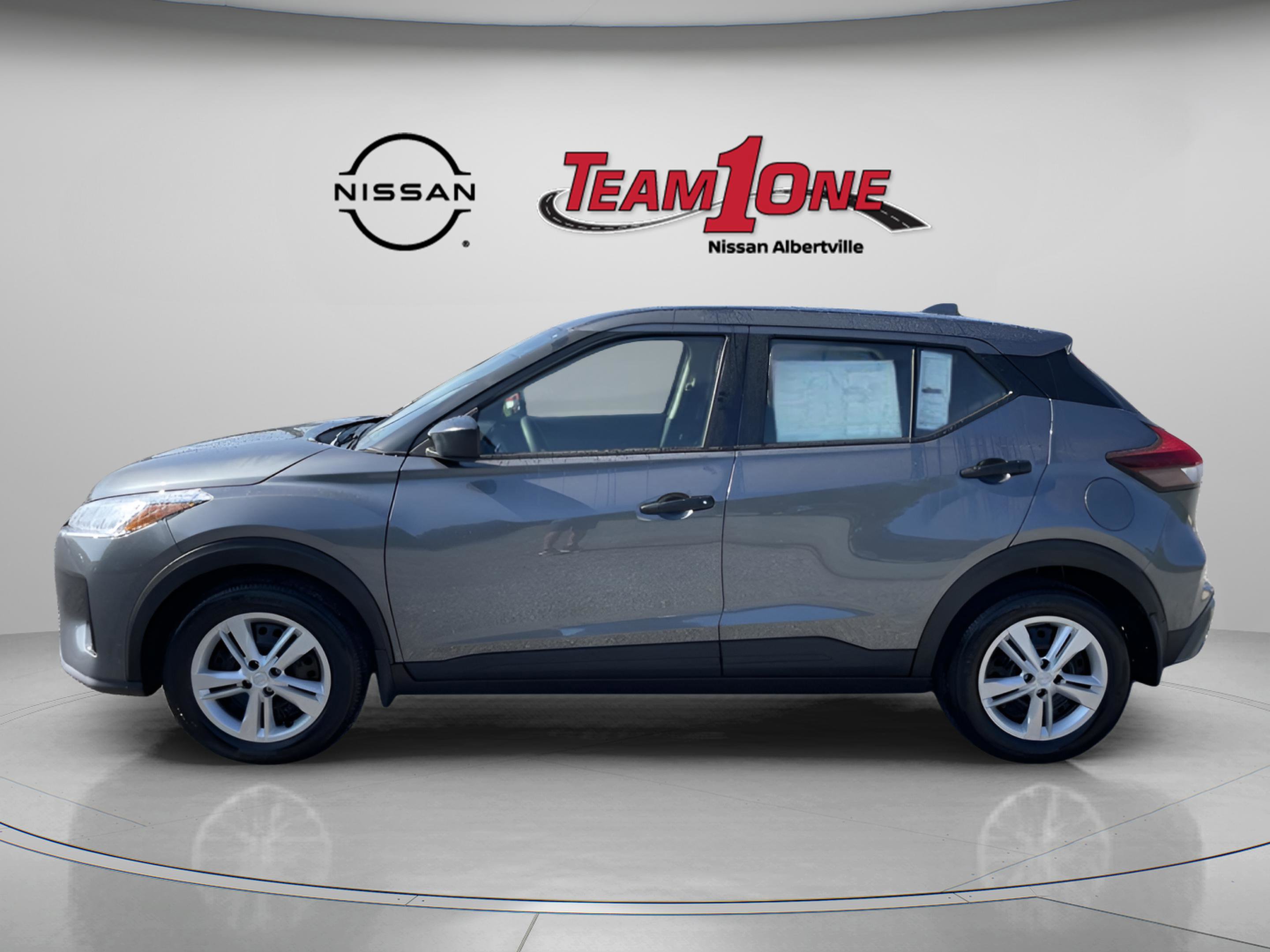 2025 Nissan Kicks Play S photo 2