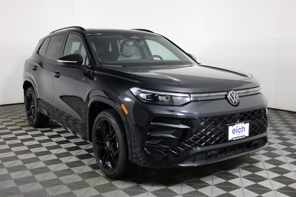 2025 Volkswagen Tiguan SE R-LINE BLACK's photo