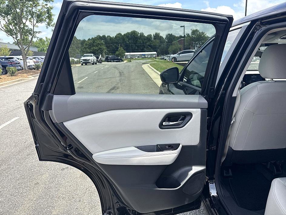 2025 Nissan Rogue SV photo 9