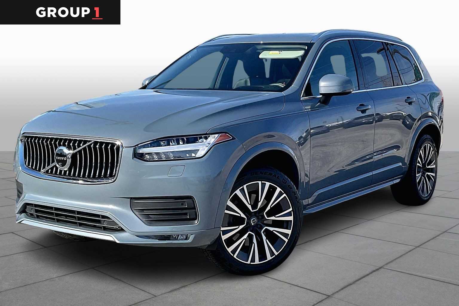 2022 Volvo XC90 Momentum's photo