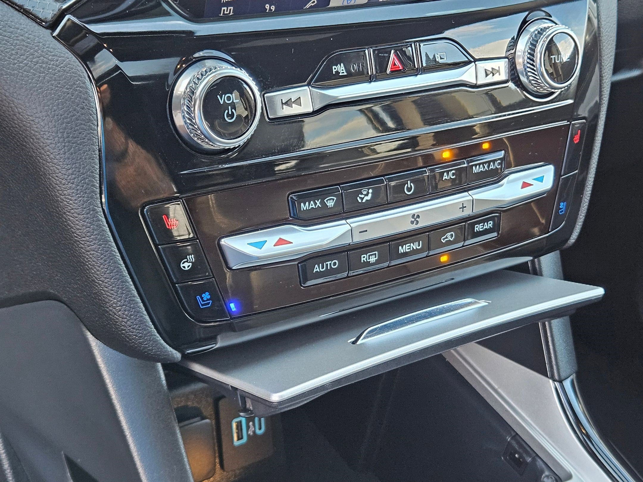2023 Ford Explorer ST photo 23