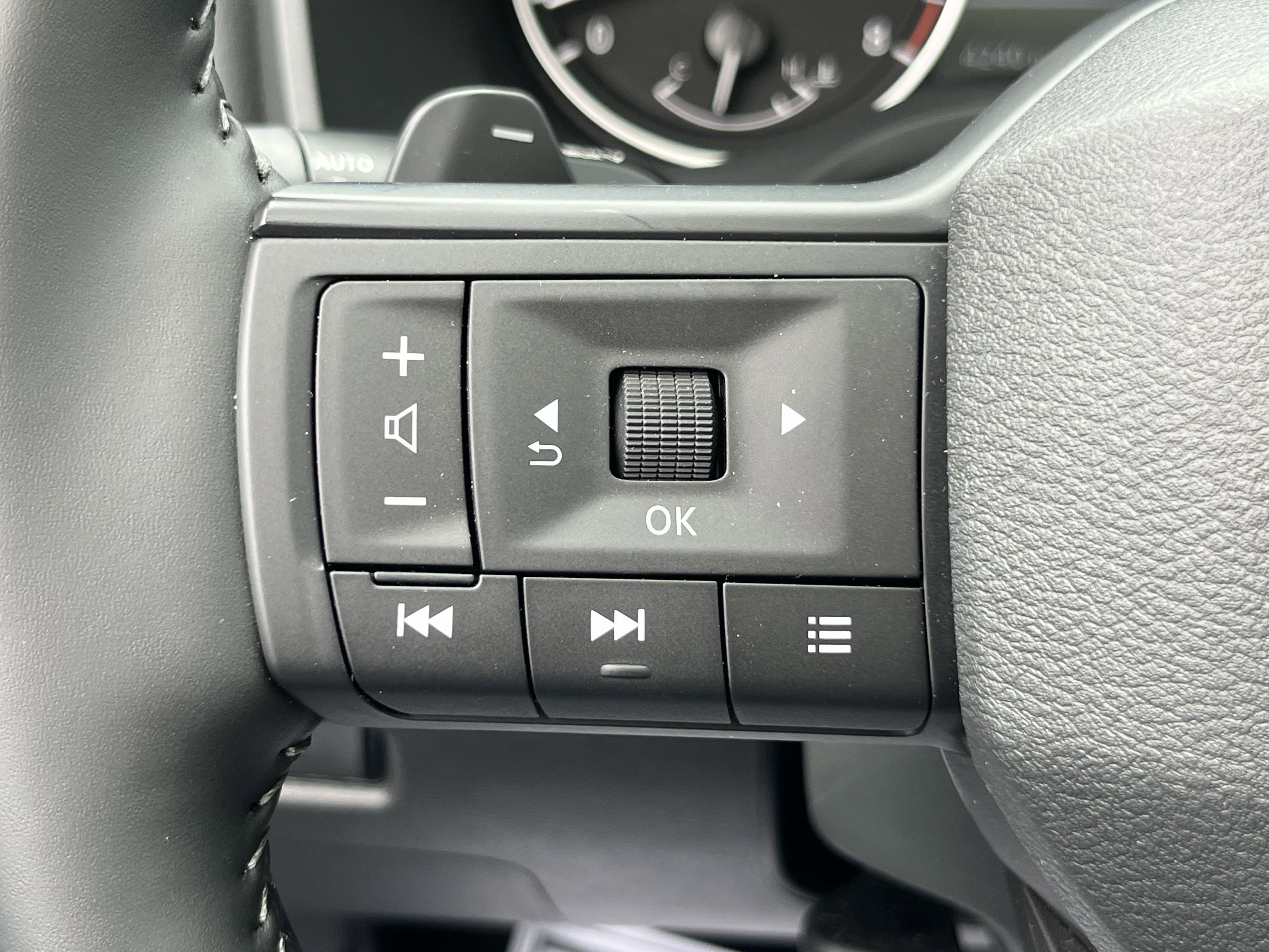 2025 Nissan Rogue AWD SV photo 8