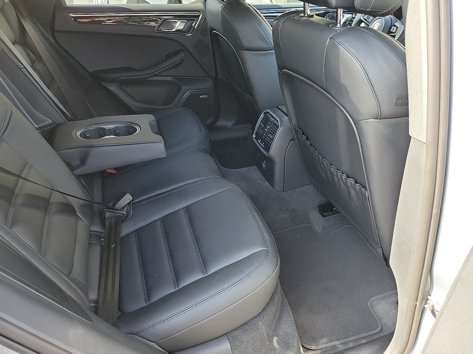 2025 Porsche Macan T photo 25