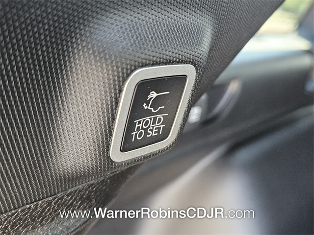2025 Jeep Grand Cherokee Laredo photo 12