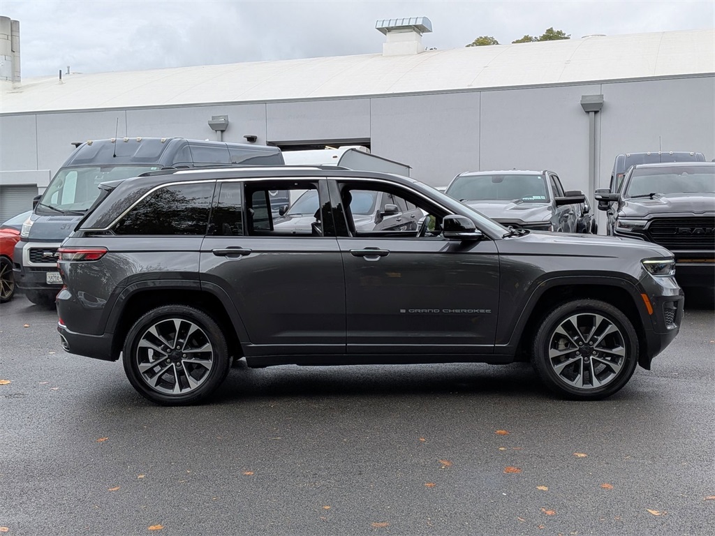 2022 Jeep Grand Cherokee Overland photo 2