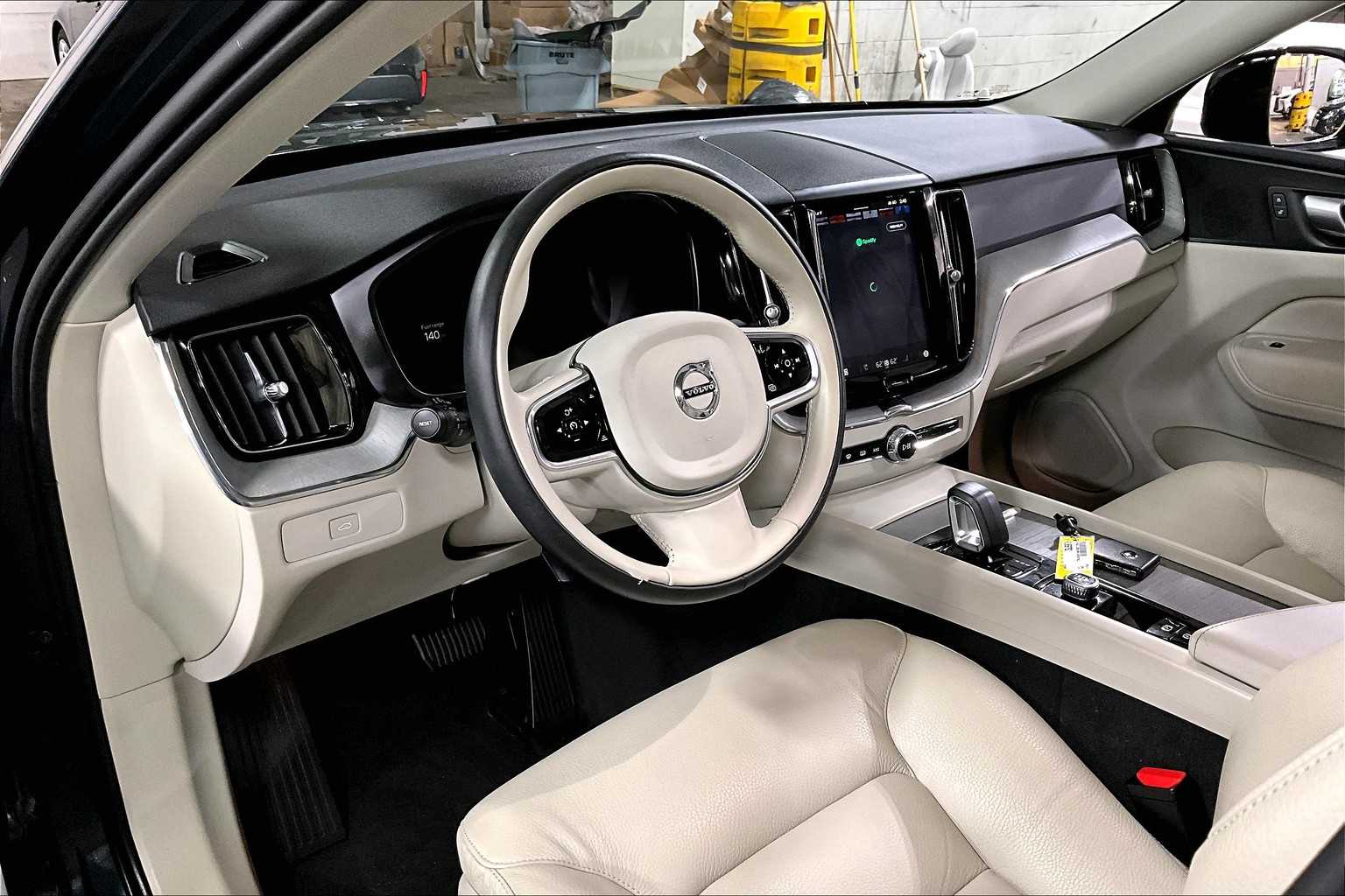 2024 Volvo XC60 Plus photo 17