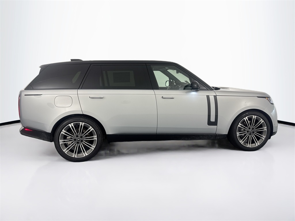 2025 Land Rover Range Rover SE photo 4