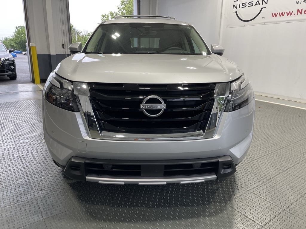 2025 Nissan Pathfinder Platinum photo 2