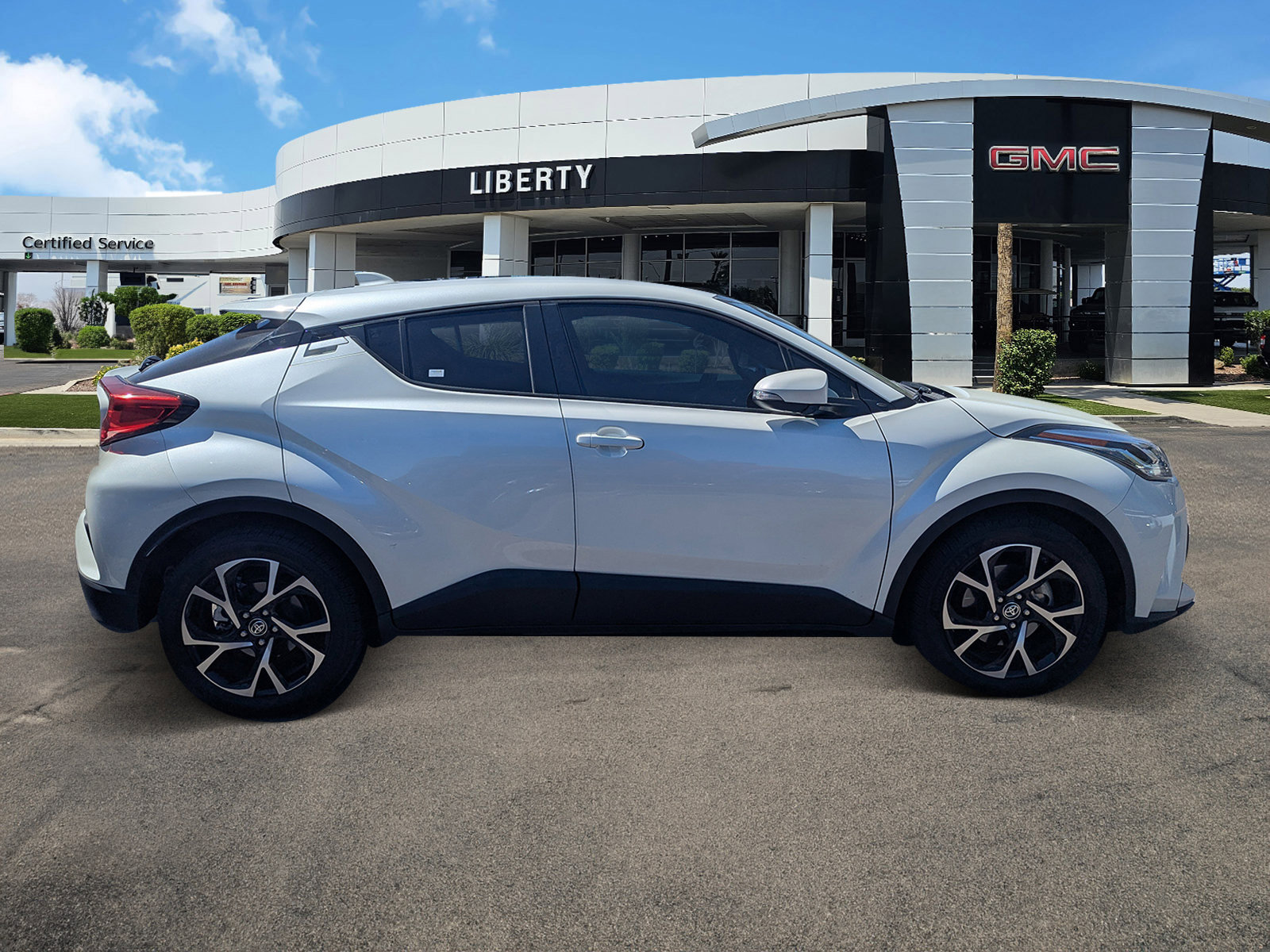 2021 Toyota C-HR LE photo 2