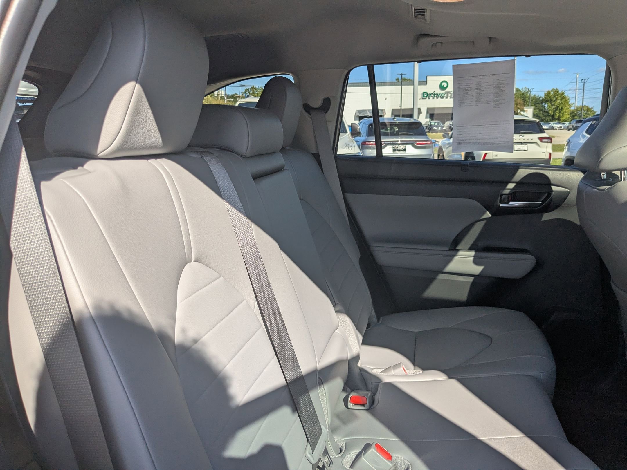 2025 Toyota Highlander XLE photo 29