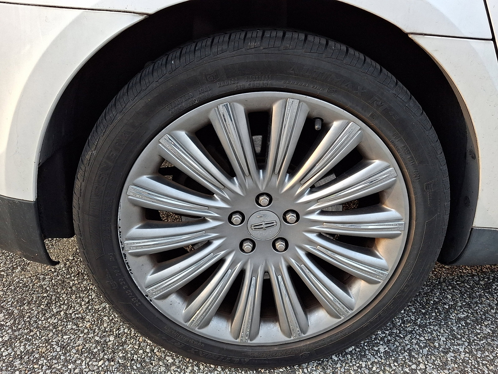 2014 Lincoln MKS photo 3