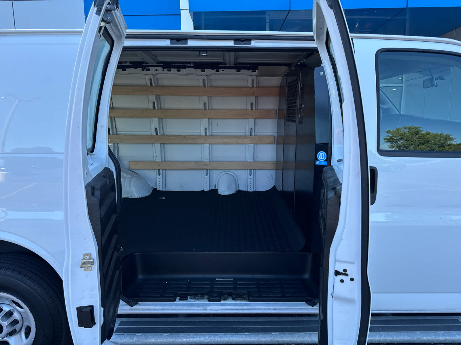 2024 Gmc Savana Cargo 2500 photo 6