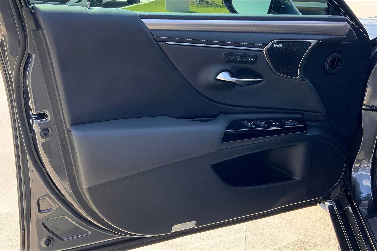 2022 Lexus ES F SPORT Handling photo 25