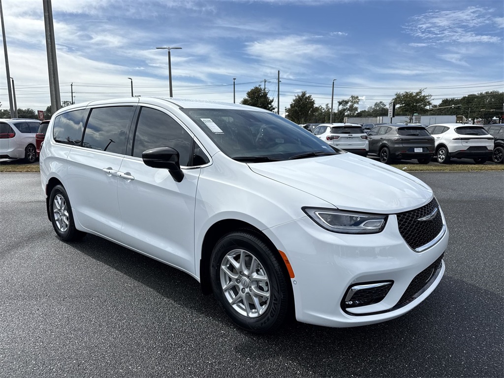 2026 Chrysler Pacifica Select's photo