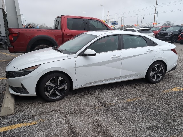 2023 HYUNDAI ELANTRA - Image 1