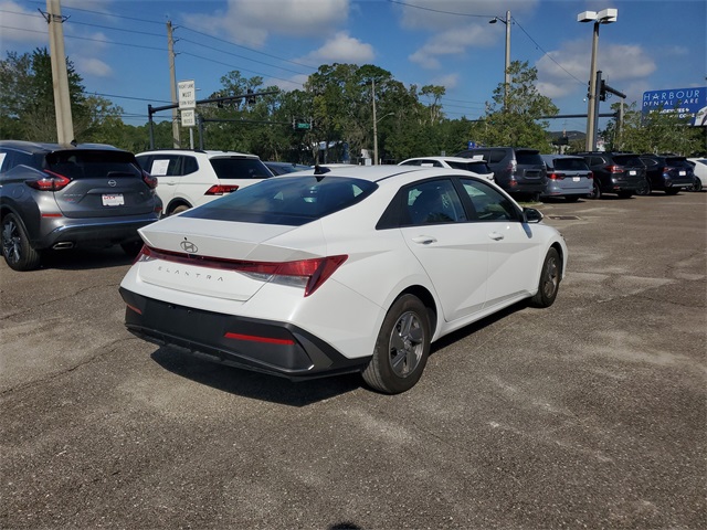 2025 Hyundai Elantra SE photo 3