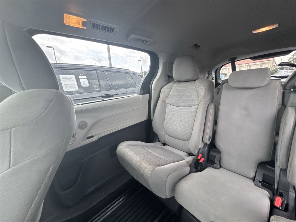 2021 Toyota Sienna LE photo 12
