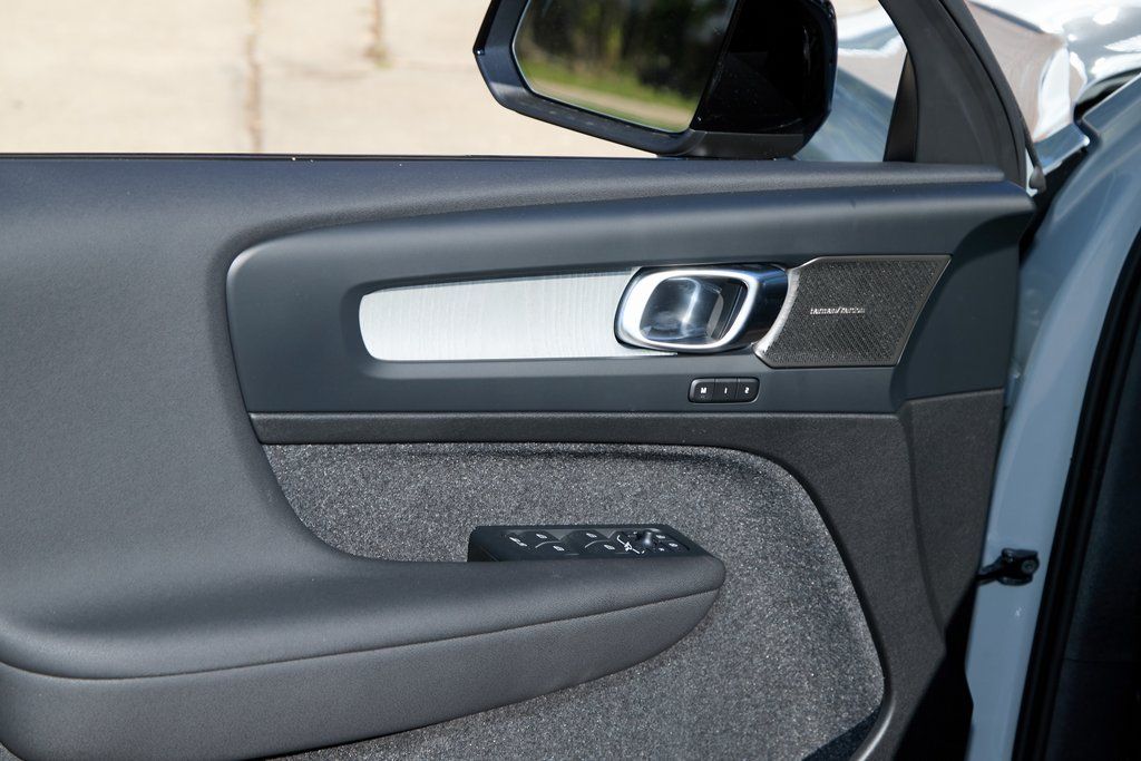 2026 VOLVO XC40 - Image 10