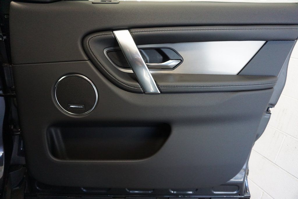 2025 Land Rover Discovery Sport SE photo 19