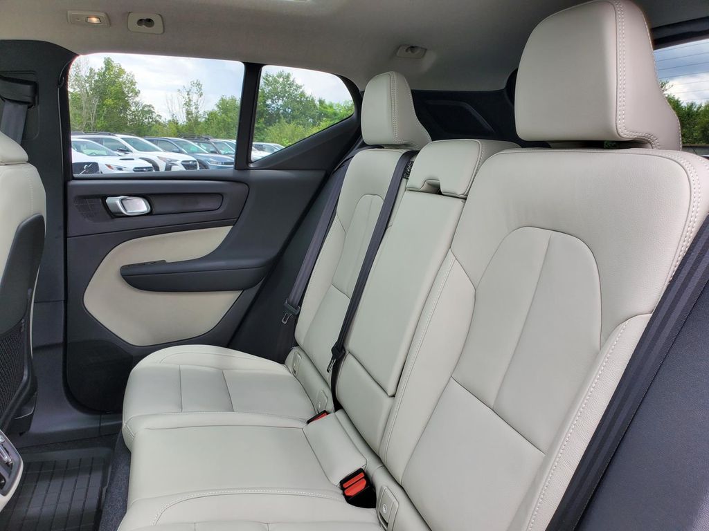 2026 Volvo XC40 photo 14