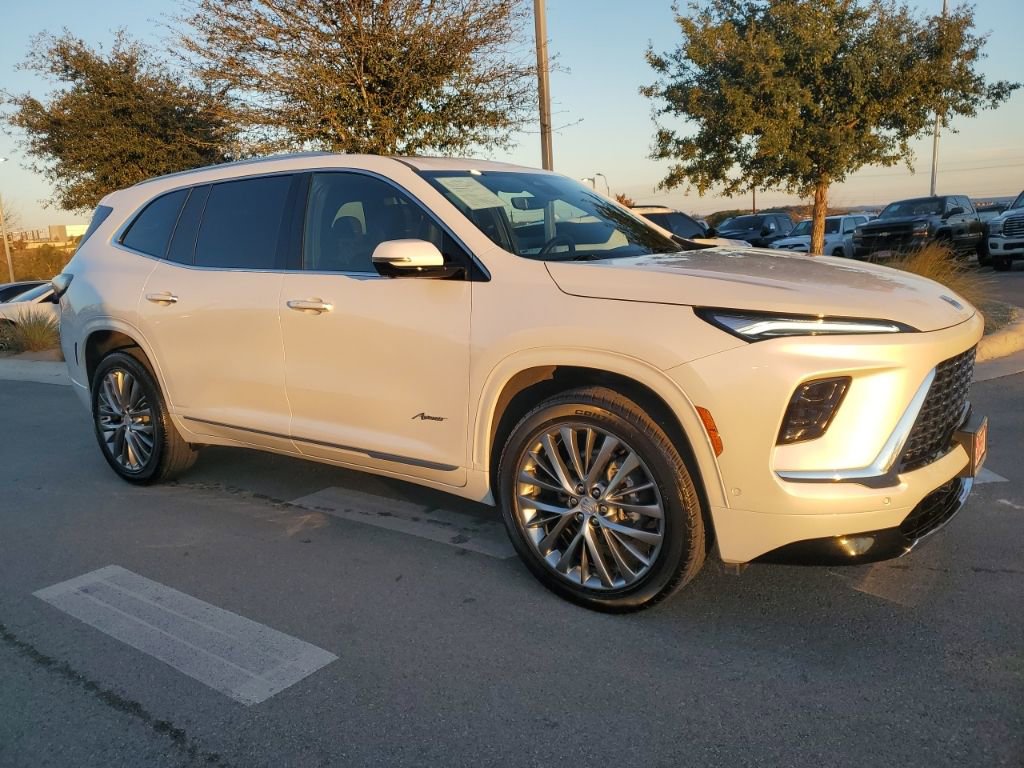 2025 Buick Enclave Avenir's photo