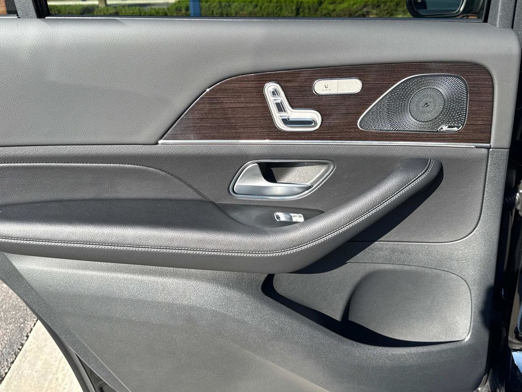 2026 Mercedes Benz GLS 450 4MATIC photo 12
