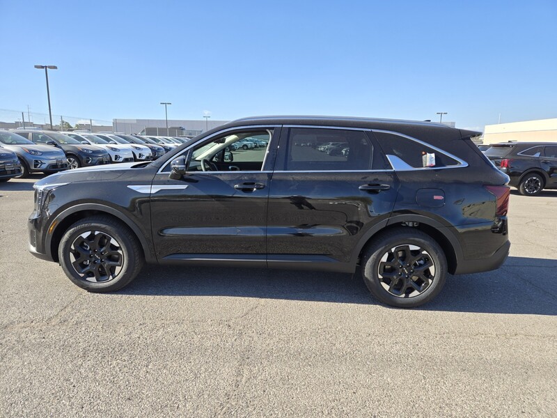 2025 Kia Sorento S photo 4