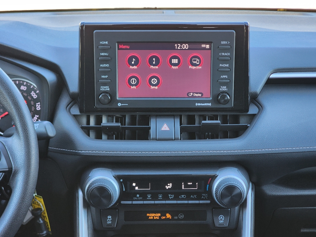 2020 Toyota RAV4 LE photo 3