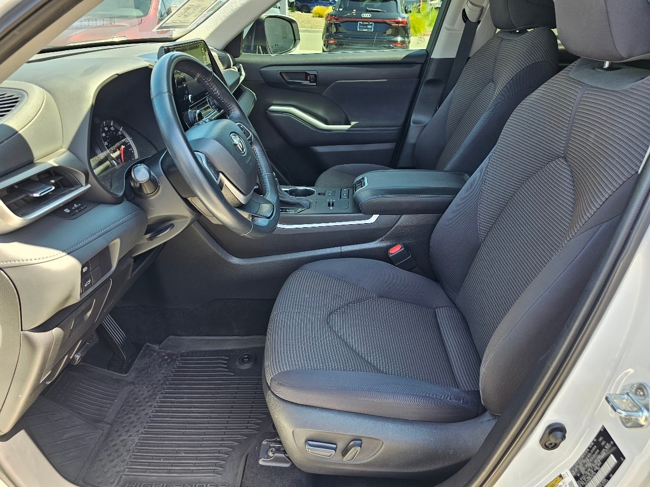 2022 Toyota Highlander LE photo 2