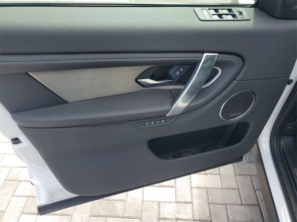 2025 Land Rover Discovery Sport SE photo 18
