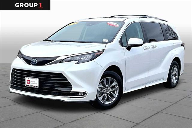 2024 Toyota Sienna XLE's photo