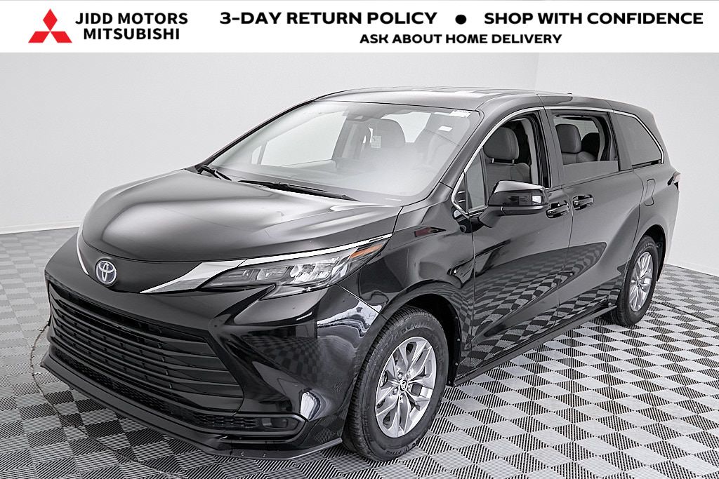 2024 Toyota Sienna LE's photo