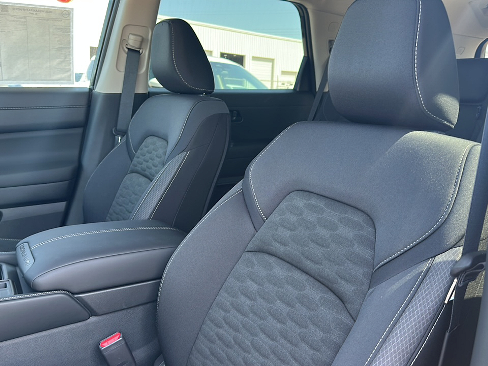 2025 Nissan Pathfinder S photo 2
