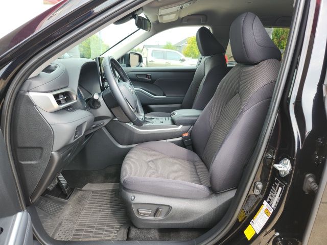 2022 Toyota Highlander Hybrid LE photo 12