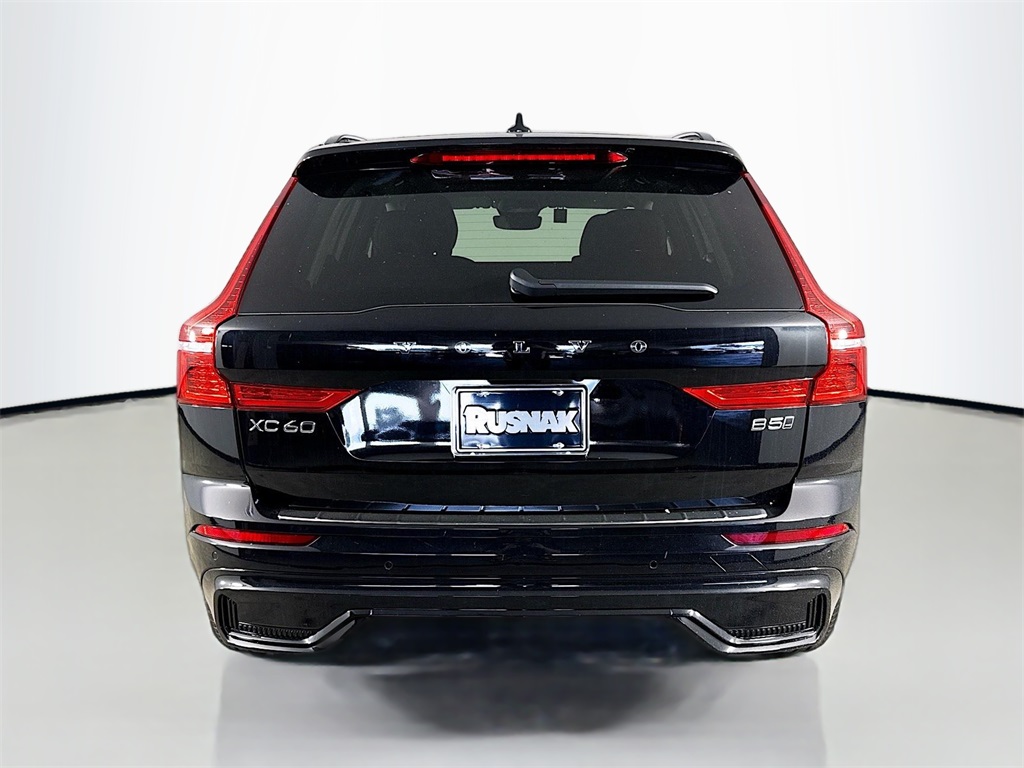2025 Volvo XC60 B5 Core photo 3