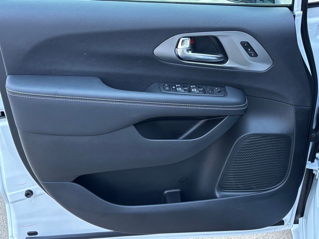 2026 Chrysler Pacifica photo 9