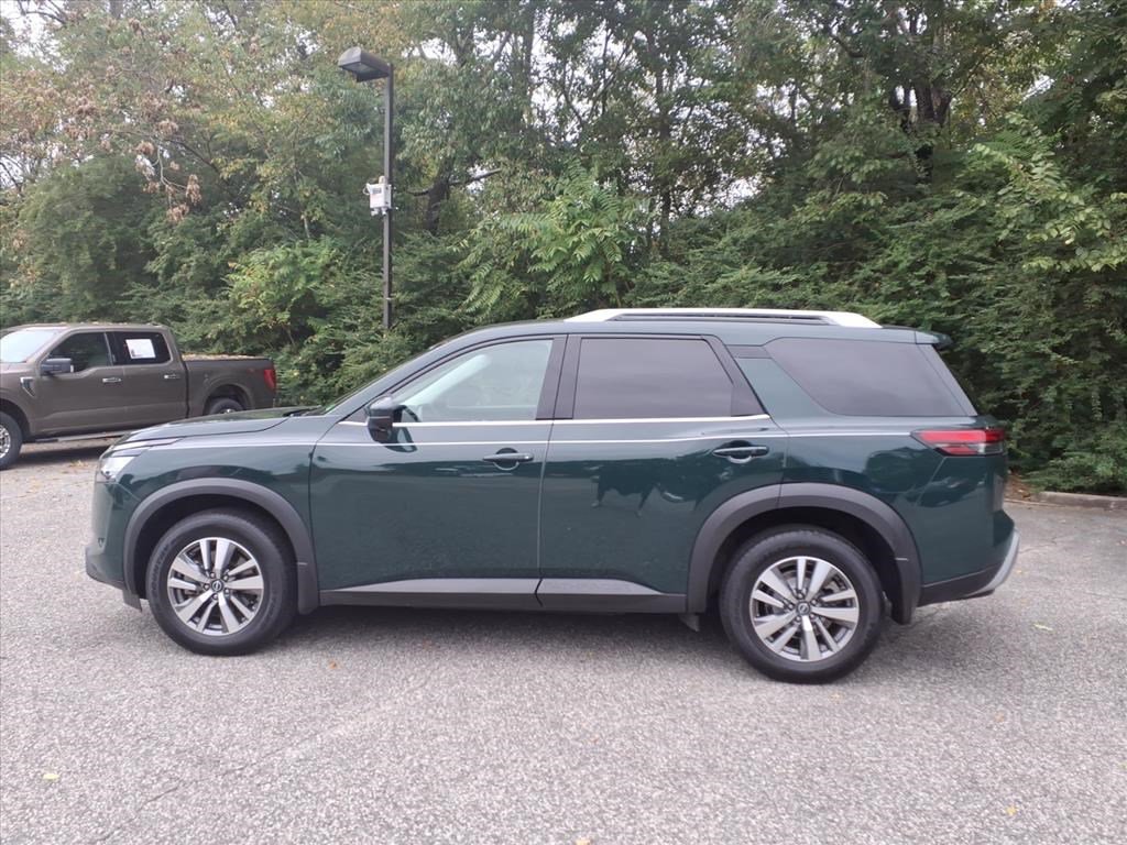2022 Nissan Pathfinder SL photo 2