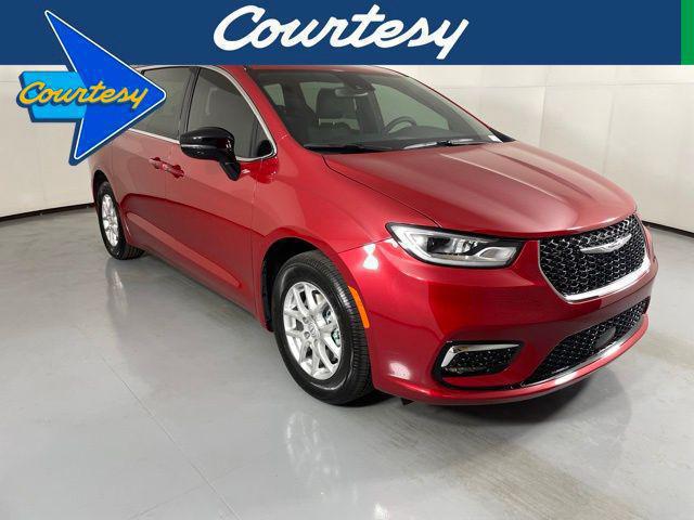 2026 Chrysler Pacifica Select's photo