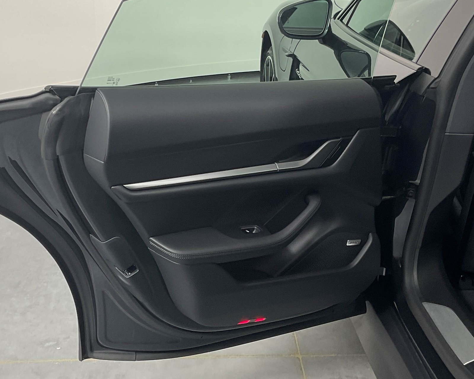2025 Porsche Taycan 4 photo 24
