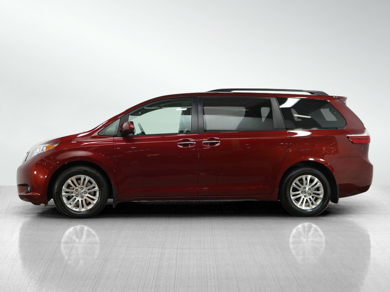 Used 2017 Toyota Sienna XLE with VIN 5TDYZ3DC8HS823900 for sale in Bloomington, Minnesota