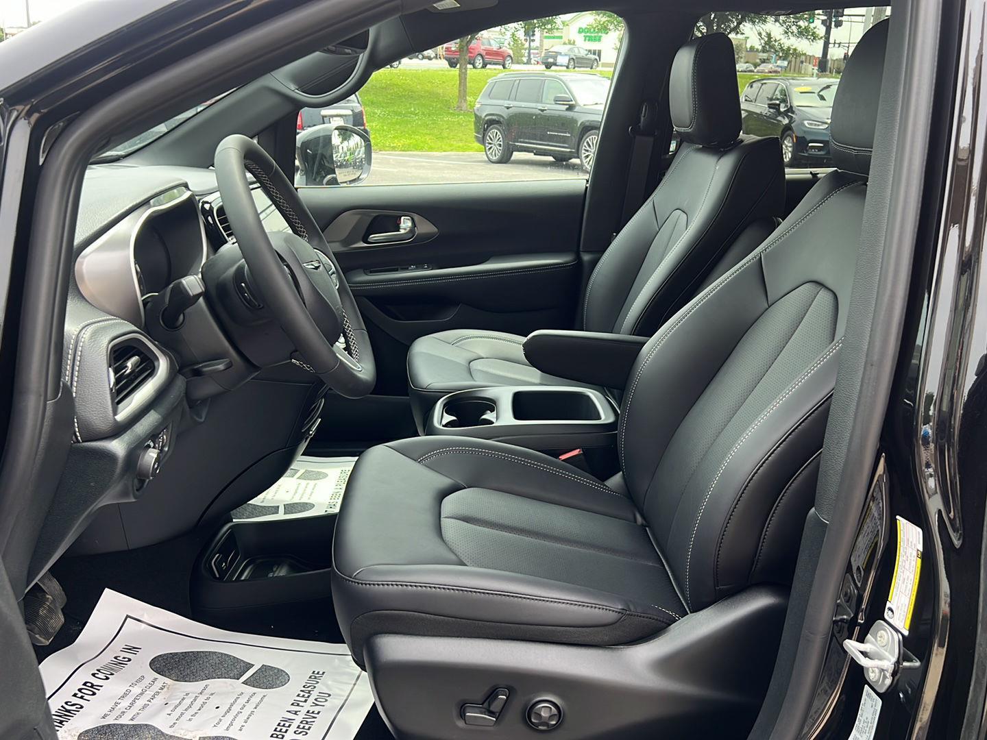 2025 Chrysler Pacifica photo 10