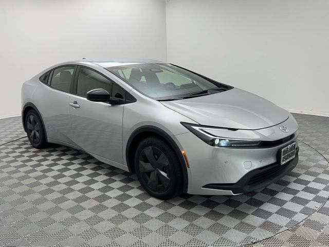 2024 Toyota Prius LE photo 3