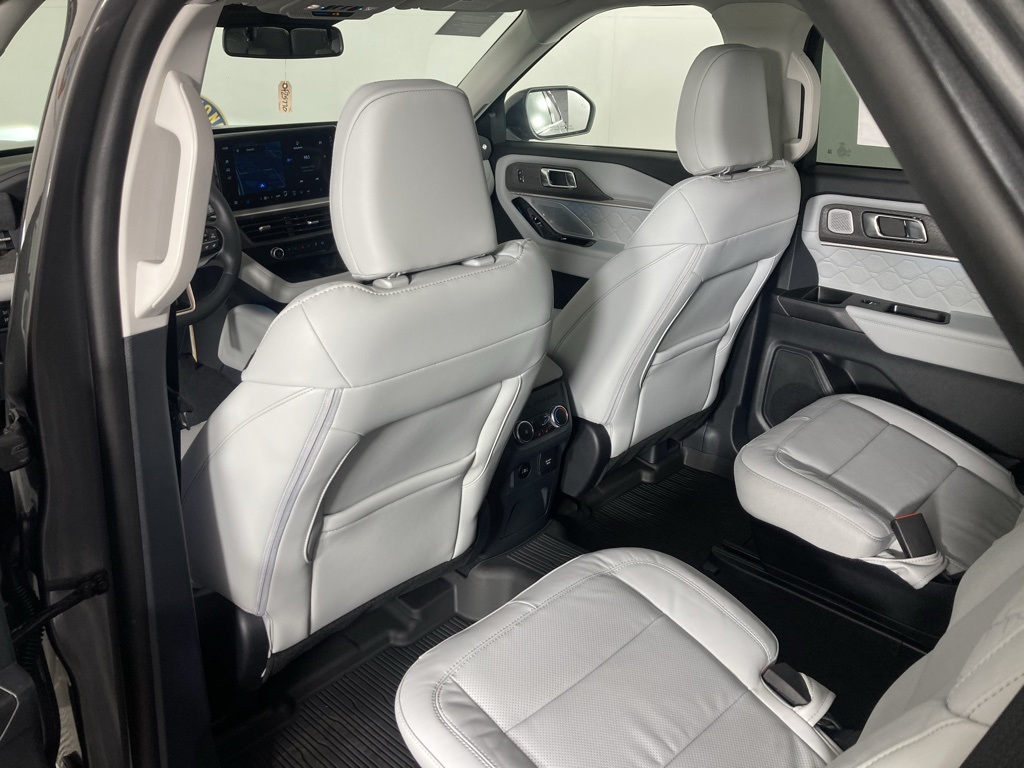 2025 Ford Explorer Platinum photo 2