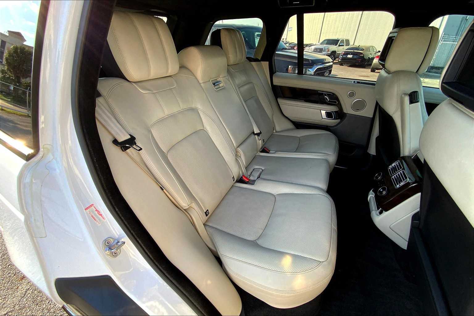 2019 Land Rover Range Rover HSE photo 16