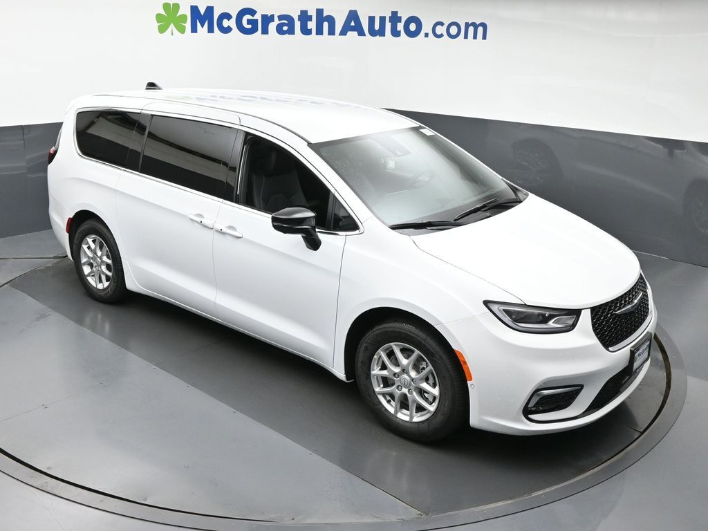 2026 Chrysler Pacifica photo 2